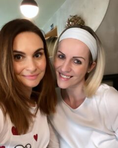 Denisa Cziglová Instagram - Holky, co mají hodně společné 😘🧠 Ano máme obě 36 let, ano máme obě jedno dítě a ano obě dvě máme nádor na mozku a bojujeme s Evženem a Lucčinou fešandou Agnes 🙈🤪 #glioblastoma @jankulucie Ale je super mít svoji parťačku, chápat se, vzájemně se podporovat a věřit, že budeme výjimkou statistik v papírech.❤️🙏🏽🫶🏻 #hlavneseztohoneposrat☝️ #holky #maminy #glioblastom #glioblastomholky #bojovnice #brno #mou #foodtherapybydenisa #cancermum #cancerfighter
