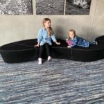 Denisa Cziglová Instagram - Poprvé jsme byli na Dolní Moravě v @wellnesshotelvista a kdo ještě nebyl s dětičkami, tak vřele doporučuji.🙌🏼😍👏🏻 Super hotel, spousta zábavy pro děti, animátoři, super programy pro zlatíčka, takže špatné počasí je zažehnáno, dětské koutky, herny, hřiště, bazény pro malé a velké, no a pro starší sauna a wellness😍 V zimě to tady musí být super lyžovačka a super zážitek byl dnešní Sky Walk. 🫶🏻🥹 Už chápu, že je tady věčně plno, protože tady si to opravdu užijí všichni a hlavně ty naše zlatíčka.❤️ #wellnesshotelvista #dolnimorava #rodinyvylet #holcicky #skywalk #czechrepublic #foodtherapybydenisa #cancermum #cancerfighter #enjoyeverymomentasitcomes⌛️ Czechy, Dolni Morava, Sky Walk, Spacer W Chmurach