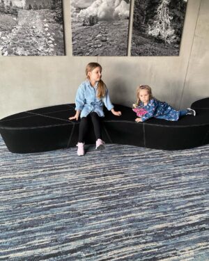 Denisa Cziglová Instagram - Poprvé jsme byli na Dolní Moravě v @wellnesshotelvista a kdo ještě nebyl s dětičkami, tak vřele doporučuji.🙌🏼😍👏🏻

Super hotel, spousta zábavy pro děti, animátoři, super programy pro zlatíčka, takže špatné počasí je zažehnáno, dětské koutky, herny, hřiště, bazény pro malé a velké, no a pro starší sauna a wellness😍

V zimě to tady musí být super lyžovačka a super zážitek byl dnešní Sky Walk. 🫶🏻🥹

Už chápu, že je tady věčně plno, protože tady si to opravdu užijí všichni a hlavně ty naše zlatíčka.❤️

#wellnesshotelvista #dolnimorava #rodinyvylet #holcicky #skywalk #czechrepublic #foodtherapybydenisa #cancermum #cancerfighter #enjoyeverymomentasitcomes⌛️