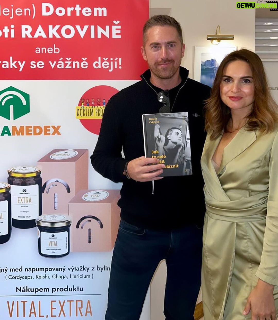 Denisa Cziglová Instagram - Včera jsem si moc užila tiskovku pro @supramedex_cz Děkuji za pozvání a nové medíky, ráda zase vyzkouším. 🫶🏻 Opravdu silné příběhy a lidé se léčí, i když už by tady neměli být. A jsem moc ráda, že jsem se viděla s @barbora.matovcikova , neskutečný žena s velkým srdcem a velkou odvahou. Moc ti držím palce, jsi inspirací a velká bojovnice. 🙏❤️ Při koupi tohoto medu zároveň přispíváte 150,- pro nadaci @dortem_proti_rakovine V Čině v nemocnicích jsou tyto bylinky vyhlášené a jsou součástí v léčbě. Pokud chcete vyzkoušet, tady posílám odkaz. A nebo mi napište a pošlu přímo vám. https://fkp.supramedex.eu/ #supramedex #med #leceni #zdravemedy #zazrakysedeji #dortem_proti_rakovine #foodtherapybydenisa #astrocyton #nadornamozku #enjoyeverymoment❤️ Prague, Czech Republic