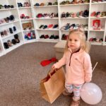 Denisa Cziglová Instagram - Konečně přišlo hezké počasí a my už jsme vytáhly jarní botičky ven.🤩🫶🏻 Jen doufám, že příští týden nasadíme zimní boty a bundy, bude poslední záchvěv zimy, nehezkého počasí a začneme se brzy z hezkého počasí radovat🙏🏽 To mě teď nejvíc dobiji baterky.🫶🏻❤️ Jarní velikost jsem vzala už 23, po změření nožky, už je lepší ta větší velikost.🙀 Nejoblíbenější mám značku Superfit, Íza je ráda nosí a hodně vydrží.😅 Nejradši chodíme do obchůdku pro obuv @botysek_detskeboticky je tam obrovský výběr a paní majitelka strašně milá a ochotná.🙏🏽🫶🏻 Kousek od Makra v Brně a nebo můžete mrknout i na eshop.😍 https://www.botysek.cz #boticky #detskeboty #botyprodeti #velkyvyber #botysekdetskeboticky #brno #turany #foodtherapybydenisa #cancermum #izabela #mojeholcicka Brno-Tuřany