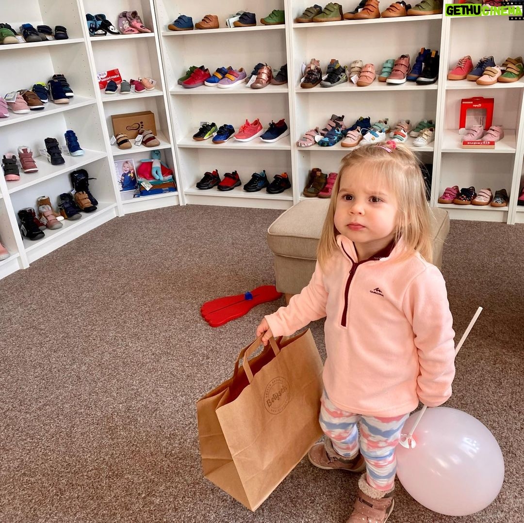 Denisa Cziglová Instagram - Konečně přišlo hezké počasí a my už jsme vytáhly jarní botičky ven.🤩🫶🏻 Jen doufám, že příští týden nasadíme zimní boty a bundy, bude poslední záchvěv zimy, nehezkého počasí a začneme se brzy z hezkého počasí radovat🙏🏽 To mě teď nejvíc dobiji baterky.🫶🏻❤️ Jarní velikost jsem vzala už 23, po změření nožky, už je lepší ta větší velikost.🙀 Nejoblíbenější mám značku Superfit, Íza je ráda nosí a hodně vydrží.😅 Nejradši chodíme do obchůdku pro obuv @botysek_detskeboticky je tam obrovský výběr a paní majitelka strašně milá a ochotná.🙏🏽🫶🏻 Kousek od Makra v Brně a nebo můžete mrknout i na eshop.😍 https://www.botysek.cz #boticky #detskeboty #botyprodeti #velkyvyber #botysekdetskeboticky #brno #turany #foodtherapybydenisa #cancermum #izabela #mojeholcicka Brno-Tuřany
