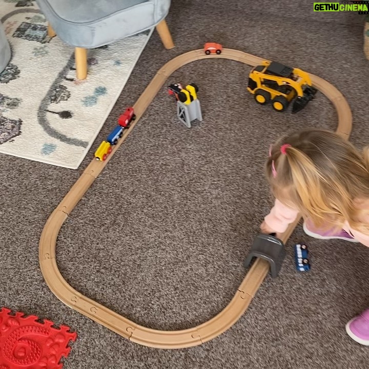 Denisa Cziglová Instagram - Konečně přišlo hezké počasí a my už jsme vytáhly jarní botičky ven.🤩🫶🏻 Jen doufám, že příští týden nasadíme zimní boty a bundy, bude poslední záchvěv zimy, nehezkého počasí a začneme se brzy z hezkého počasí radovat🙏🏽 To mě teď nejvíc dobiji baterky.🫶🏻❤️ Jarní velikost jsem vzala už 23, po změření nožky, už je lepší ta větší velikost.🙀 Nejoblíbenější mám značku Superfit, Íza je ráda nosí a hodně vydrží.😅 Nejradši chodíme do obchůdku pro obuv @botysek_detskeboticky je tam obrovský výběr a paní majitelka strašně milá a ochotná.🙏🏽🫶🏻 Kousek od Makra v Brně a nebo můžete mrknout i na eshop.😍 https://www.botysek.cz #boticky #detskeboty #botyprodeti #velkyvyber #botysekdetskeboticky #brno #turany #foodtherapybydenisa #cancermum #izabela #mojeholcicka Brno-Tuřany