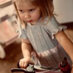 Denisa Cziglová Instagram - Holčičko naše, přejeme ti krásné 2. narozeniny.🎂👼🏻💓💐 Je neskutečný, jak jsi nám vyrostla, krásně mluvíš a jsi taková srandovní opička. 🐒🦄 Jsem pyšná na tebe a každý den šťastná, že tě u sebe mám.❤️ Děkuji tobě lásenko malá, taťkovi i rodině za oporu a pomoc v tomto “náročnějším” období🙏🏽❤️ Ale věřím, že všechno dobře dopadne, zase najdu konec tunelu a bude zase dobře🙏🏽💓 Děkujeme za momentky @camiladettlaff 😘👌 #narozeniny #2roky #mojeholcicka #mojedcera #izabela #rodinaoslava #rodinajenejvic #foodtherapybydenisa #cancermum #cancerfighter #🧠 #fuckcancer🎀 #glioblastoma #staypositive #staystrong Doma