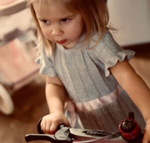 Denisa Cziglová Instagram - Holčičko naše, přejeme ti krásné 2. narozeniny.🎂👼🏻💓💐

Je neskutečný, jak jsi nám vyrostla, krásně mluvíš a jsi taková srandovní opička. 🐒🦄
Jsem pyšná na tebe a každý den šťastná, že tě u sebe mám.❤️

Děkuji tobě lásenko malá, taťkovi i rodině za oporu a pomoc v tomto “náročnějším” období🙏🏽❤️

Ale věřím, že všechno dobře dopadne, zase najdu konec tunelu a bude zase dobře🙏🏽💓

Děkujeme za momentky @camiladettlaff 😘👌
#narozeniny #2roky #mojeholcicka #mojedcera #izabela #rodinaoslava #rodinajenejvic #foodtherapybydenisa #cancermum #cancerfighter #🧠 #fuckcancer🎀 #glioblastoma #staypositive #staystrong