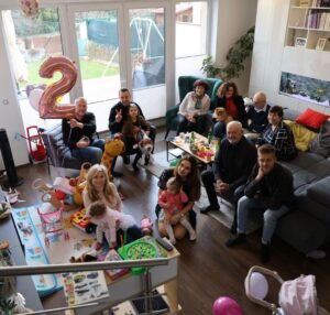 Denisa Cziglová Instagram - Holčičko naše, přejeme ti krásné 2. narozeniny.🎂👼🏻💓💐

Je neskutečný, jak jsi nám vyrostla, krásně mluvíš a jsi taková srandovní opička. 🐒🦄
Jsem pyšná na tebe a každý den šťastná, že tě u sebe mám.❤️

Děkuji tobě lásenko malá, taťkovi i rodině za oporu a pomoc v tomto “náročnějším” období🙏🏽❤️

Ale věřím, že všechno dobře dopadne, zase najdu konec tunelu a bude zase dobře🙏🏽💓

Děkujeme za momentky @camiladettlaff 😘👌
#narozeniny #2roky #mojeholcicka #mojedcera #izabela #rodinaoslava #rodinajenejvic #foodtherapybydenisa #cancermum #cancerfighter #🧠 #fuckcancer🎀 #glioblastoma #staypositive #staystrong