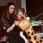 Denisa Cziglová Instagram - Holčičko naše, přejeme ti krásné 2. narozeniny.🎂👼🏻💓💐 Je neskutečný, jak jsi nám vyrostla, krásně mluvíš a jsi taková srandovní opička. 🐒🦄 Jsem pyšná na tebe a každý den šťastná, že tě u sebe mám.❤️ Děkuji tobě lásenko malá, taťkovi i rodině za oporu a pomoc v tomto “náročnějším” období🙏🏽❤️ Ale věřím, že všechno dobře dopadne, zase najdu konec tunelu a bude zase dobře🙏🏽💓 Děkujeme za momentky @camiladettlaff 😘👌 #narozeniny #2roky #mojeholcicka #mojedcera #izabela #rodinaoslava #rodinajenejvic #foodtherapybydenisa #cancermum #cancerfighter #🧠 #fuckcancer🎀 #glioblastoma #staypositive #staystrong Doma