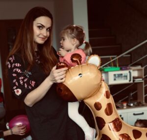 Denisa Cziglová Instagram - Holčičko naše, přejeme ti krásné 2. narozeniny.🎂👼🏻💓💐

Je neskutečný, jak jsi nám vyrostla, krásně mluvíš a jsi taková srandovní opička. 🐒🦄
Jsem pyšná na tebe a každý den šťastná, že tě u sebe mám.❤️

Děkuji tobě lásenko malá, taťkovi i rodině za oporu a pomoc v tomto “náročnějším” období🙏🏽❤️

Ale věřím, že všechno dobře dopadne, zase najdu konec tunelu a bude zase dobře🙏🏽💓

Děkujeme za momentky @camiladettlaff 😘👌
#narozeniny #2roky #mojeholcicka #mojedcera #izabela #rodinaoslava #rodinajenejvic #foodtherapybydenisa #cancermum #cancerfighter #🧠 #fuckcancer🎀 #glioblastoma #staypositive #staystrong
