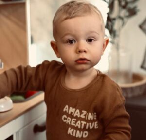 Denisa Cziglová Instagram - Holčičko naše, přejeme ti krásné 2. narozeniny.🎂👼🏻💓💐

Je neskutečný, jak jsi nám vyrostla, krásně mluvíš a jsi taková srandovní opička. 🐒🦄
Jsem pyšná na tebe a každý den šťastná, že tě u sebe mám.❤️

Děkuji tobě lásenko malá, taťkovi i rodině za oporu a pomoc v tomto “náročnějším” období🙏🏽❤️

Ale věřím, že všechno dobře dopadne, zase najdu konec tunelu a bude zase dobře🙏🏽💓

Děkujeme za momentky @camiladettlaff 😘👌
#narozeniny #2roky #mojeholcicka #mojedcera #izabela #rodinaoslava #rodinajenejvic #foodtherapybydenisa #cancermum #cancerfighter #🧠 #fuckcancer🎀 #glioblastoma #staypositive #staystrong