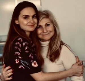 Denisa Cziglová Instagram - Holčičko naše, přejeme ti krásné 2. narozeniny.🎂👼🏻💓💐

Je neskutečný, jak jsi nám vyrostla, krásně mluvíš a jsi taková srandovní opička. 🐒🦄
Jsem pyšná na tebe a každý den šťastná, že tě u sebe mám.❤️

Děkuji tobě lásenko malá, taťkovi i rodině za oporu a pomoc v tomto “náročnějším” období🙏🏽❤️

Ale věřím, že všechno dobře dopadne, zase najdu konec tunelu a bude zase dobře🙏🏽💓

Děkujeme za momentky @camiladettlaff 😘👌
#narozeniny #2roky #mojeholcicka #mojedcera #izabela #rodinaoslava #rodinajenejvic #foodtherapybydenisa #cancermum #cancerfighter #🧠 #fuckcancer🎀 #glioblastoma #staypositive #staystrong