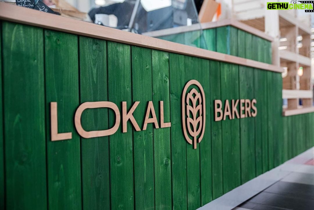 Denisa Cziglová Instagram - Tak přátelé je to tady🥐🥖🥨 Otevřeli jsme v @campus.square pro vás to nejlepší řemeslné pečivo @lokalbakers.cz z kvalitní mouky, nejlepších surovin a bez éček. 😍🙏🏽 Upřímně moc jsem se na tento čas těšila, ale život mi řekl: "Nene Deniso, teď máš jinou životní etapu, poslání a bude vše jinak”. Beru svůj život jako výzvu, challenge, nebojím se a věřím, že všechno dobře dopadne❤️A můj kámoš Evžen se nikdy neprobudí.🙏🏽💪🏼 Bohužel na stánku se teď u chlebíků neuvidíme a nepopovídáme si spolu, ale náš čas určitě přijde.☺️ Věřím, že vám bude moc chutnat ❤️ Děkuji ti moc zlato, jak to všechno teď zvládáš a jsi šikovný manžel a velkou oporou.💓 Repost @romanza66 Lokal Bakers Aleluja 🙌☺️ po všech počátečních provozních zmatcích jsme již plně funkční a těší nás, že vám konečně můžeme prodávat to nejlepší pečivo z Brna 💚🙌 🍞Nejlepší chleba od Chleba Brno 🥐 nejlepší croissanty od @williamthomasbakery 🥯nejlepší buchty od PANEOLIT 🍩nejlepší koblihy od Kobliha 🧇nejlepší bezlepkove pečivo od @spolubezlepku.cz 🍞nejlepší toasťák od Uncle Baker 🍪nejlepší cookies od Amici Pizza & Burgers ❤️Těšíme se na Vaši návštěvu v @campus.square #pecivo #remeslnepecivo #bezecek #kvalitnisuroviny #lokalbakers #chlebabrno #willamthomas #kobliharna #spolubezlepku #tostak #paneolit #foodtherapybydenisa #cancermum #cancerfighter #campus #brno Campus Square Brno