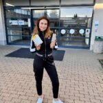 Denisa Cziglová Instagram - Chcete být milionářem? 😃 Tuto soutěž jsem jako malá holka milovala a ráda sledovala. Říkala jsem si ty jo, kdybych vyhrála milion, tak si chci sbalit batoh a procestovat celej svět. 🌎 Celý svět jsem ještě neprocestovala, ale milionářem jsem se díky vám stala na nějaký čas.🫶🏻 Dostala jsem druhý život a jsem vděčná za každý den.🙏 Vybraná částka už se pomalu blíží k utraceným 2000 000,- korun.🙈 Za co? Za různé terapie, vitamíny, doplňky, které jsem zkoušela na začátku v boji s Evženem, ale nic nepomáhalo ho zastavit. (pro rýpaly, doklady mám uložené). A pak se stal zázrak, zabrala mně biologická léčba, @mou.brno která utlumuje nádorové buňky a já doufám, že nádor pomalu ničí a prodlužuje mi život🙏. Samozřejmě vždycky je to něco za něco. Evžen se uspává, ale moje krevní testy trošku haprují. Játra, plíce i ledviny dostávají zabrat a to se opravdu snažím být vzorná. Jím zdravě, stále omezuji cukr, dodržuji pitný režim, jsem abstinentka, snažím se užívat vhodné doplňky a chodím stále na akupunkturu a lymfatickou masáž, aby šlo z těla ven to, co tam být nemá. 🙏 Domluvila jsem se s lékařem, že zkusíme snížit počet léků ze 4ks na 3ks na den. No týden jsem byla dobrá a druhý týden jsem začala pociťovat, že se nádory ozývají. 😥 Zmutovaný Evžen je závislý a potřebuje dostat denně svoji dávku, aby se buňky nezačaly množit. Výsledky z MR byly a doufám, že budou zase dobré. 🙏 Většinou, to bývá tak, že po vyšetření a dobrých výsledcích pojišťovna hradí, nebo finančně podporuje léčbu pacienta. Tak doufám, že brzy pojišťovna podpoří i moji léčbu, protože částka skoro 200 000,- měsíčně, není opravdu malá částka po celý život.😰 Moc moc Vám děkuji za vaši finanční podporu na @doniocz Jsem moc ráda, že se můžu radovat ze svého života a užívat si každý den.❤️ #vděčnost #biologickalecba #evzen #nadornamozku #bojsevzenem #glioblastom #masarykuvonkologickyustav #foodtherapybydenisa Masarykův onkologický ústav