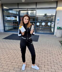 Denisa Cziglová Instagram - Chcete být milionářem? 😃 Tuto soutěž jsem jako malá holka milovala a ráda sledovala. Říkala jsem si ty jo, kdybych vyhrála milion, tak si chci sbalit batoh a procestovat celej svět. 🌎 Celý svět jsem ještě neprocestovala, ale milionářem jsem se díky vám stala na nějaký čas.🫶🏻 Dostala jsem druhý život a jsem vděčná za každý den.🙏 Vybraná částka už se pomalu blíží k utraceným 2000 000,- korun.🙈 Za co? Za různé terapie, vitamíny, doplňky, které jsem zkoušela na začátku v boji s Evženem, ale nic nepomáhalo ho zastavit. (pro rýpaly, doklady mám uložené). A pak se stal zázrak, zabrala mně biologická léčba, @mou.brno která utlumuje nádorové buňky a já doufám, že nádor pomalu ničí a prodlužuje mi život🙏. Samozřejmě vždycky je to něco za něco. Evžen se uspává, ale moje krevní testy trošku haprují. Játra, plíce i ledviny dostávají zabrat a to se opravdu snažím být vzorná. Jím zdravě, stále omezuji cukr, dodržuji pitný režim, jsem abstinentka, snažím se užívat vhodné doplňky a chodím stále na akupunkturu a lymfatickou masáž, aby šlo z těla ven to, co tam být nemá. 🙏 Domluvila jsem se s lékařem, že zkusíme snížit počet léků ze 4ks na 3ks na den. No týden jsem byla dobrá a druhý týden jsem začala pociťovat, že se nádory ozývají. 😥 Zmutovaný Evžen je závislý a potřebuje dostat denně svoji dávku, aby se buňky nezačaly množit. Výsledky z MR byly a doufám, že budou zase dobré. 🙏 Většinou, to bývá tak, že po vyšetření a dobrých výsledcích pojišťovna hradí, nebo finančně podporuje léčbu pacienta. Tak doufám, že brzy pojišťovna podpoří i moji léčbu, protože částka skoro 200 000,- měsíčně, není opravdu malá částka po celý život.😰 Moc moc Vám děkuji za vaši finanční podporu na @doniocz Jsem moc ráda, že se můžu radovat ze svého života a užívat si každý den.❤️ #vděčnost #biologickalecba #evzen #nadornamozku #bojsevzenem #glioblastom #masarykuvonkologickyustav #foodtherapybydenisa Masarykův onkologický ústav