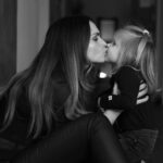 Denisa Cziglová Instagram - Moje malá lásko💓 Nevím, jak to přesně říct. Protože nechci nikam odcházet. Jen ti chci říct pár slov, že jsem šťastná za to, že tě mám. Že jsem ti mohla dát život a být s tebou❤️ Na začátku mé nemoci mně doktoři varovali, že bych neměla být těhotná a mít dítě. Ale po čase změnili názor a já dostala povolenku a šla do toho naplno. Dnes nelituji tohoto rozhodnutí a jsem moc šťastná za to, že tě mám. I když jsem občas byla nervózní a nevyspaná máma, slibuji, že už nebudu. 🙏🏽 Miluji tě nadevše a chci si s tebou užívat každý den naplno🙏🏽❤️ Povahově jsi celá já 😅 Moje malá kopie. Malý bojovník, vzteklinka, dračice a živel. Ale jsem za to moc ráda a vděčna za to že tě mám. ❤️💫 Promiň, že jsem teď chvilku pryč, vynahradím ti to jak nejdřív to půjde. Moc mi chybíš. S láskou tvoje máma❤️ Miluji tě 💓💫 #mojeholcicka #izabelka #laskanacelyzivot💕