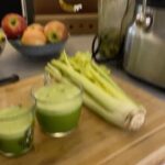 Denisa Cziglová Instagram - Trošku barev po ránu💛💚🧡 Zase je potřeba se vrátit ke starým zvykům🍏🥒🍊🥕 Pokud chcete posílit imunitu, doporučuji každý den, alespoň 2dcl odšťavněného ovoce a zeleniny na lačno. Můj fresh dnes: Řapíkatý celer Okurka Jablka Baby špenát Samozřejmě je fajn i pohyb a běhání, abychom porazili bacily.💪🏼 Dejte vědět, jak jste začali po Novém roce.😉🫶🏻 #ovoce #zelenina #fresh #freshjuices #imunita #bojsbacily #foodtherapybydenisa #cancermum #cancerfighter