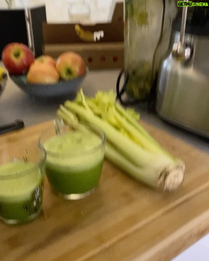 Denisa Cziglová Instagram - Trošku barev po ránu💛💚🧡 Zase je potřeba se vrátit ke starým zvykům🍏🥒🍊🥕 Pokud chcete posílit imunitu, doporučuji každý den, alespoň 2dcl odšťavněného ovoce a zeleniny na lačno. Můj fresh dnes: Řapíkatý celer Okurka Jablka Baby špenát Samozřejmě je fajn i pohyb a běhání, abychom porazili bacily.💪🏼 Dejte vědět, jak jste začali po Novém roce.😉🫶🏻 #ovoce #zelenina #fresh #freshjuices #imunita #bojsbacily #foodtherapybydenisa #cancermum #cancerfighter