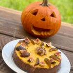 Denisa Cziglová Instagram - Dnes to vypadá opravdu na podzimní počasí🍁😏 Tak pojďme si udělat ten den hezčí a sladší.🫶🏻🎃 Dýňový low carb dezert bude chutnat všem.🙏 Hezkou neděli a dejte vědět jak vám chutnalo.😘 Suroviny korpus menší forma🎃: 60g vlašských ořechů 60g strouhaného kokosu 50g datlí 3 lžíce kokosového oleje Těsto: 200g dýně 250g tvrdšího tvarohu 2 vejce 3 PL javorového sirupu 1ČL skořice Postup: 🎃Suroviny na těsto rozmixuji dohromady a vmačkám do formy. 🎃Dýni uvařím, rozmixuji na pyré a přidám všechny suroviny a znovu rozmixuji. 🎃 Krém naliji na korpus 🎃 Pečeme na 150 stupňů 1 hodinu. Je to velká dobrota😋🙌🏼 #lawcarb #lowsugar #cheesecake #pumpkin #pumpkincake #nosugar #noflour #wearewhatweeat #foodtherapybydenisa #cancermum #glioblastoˇ