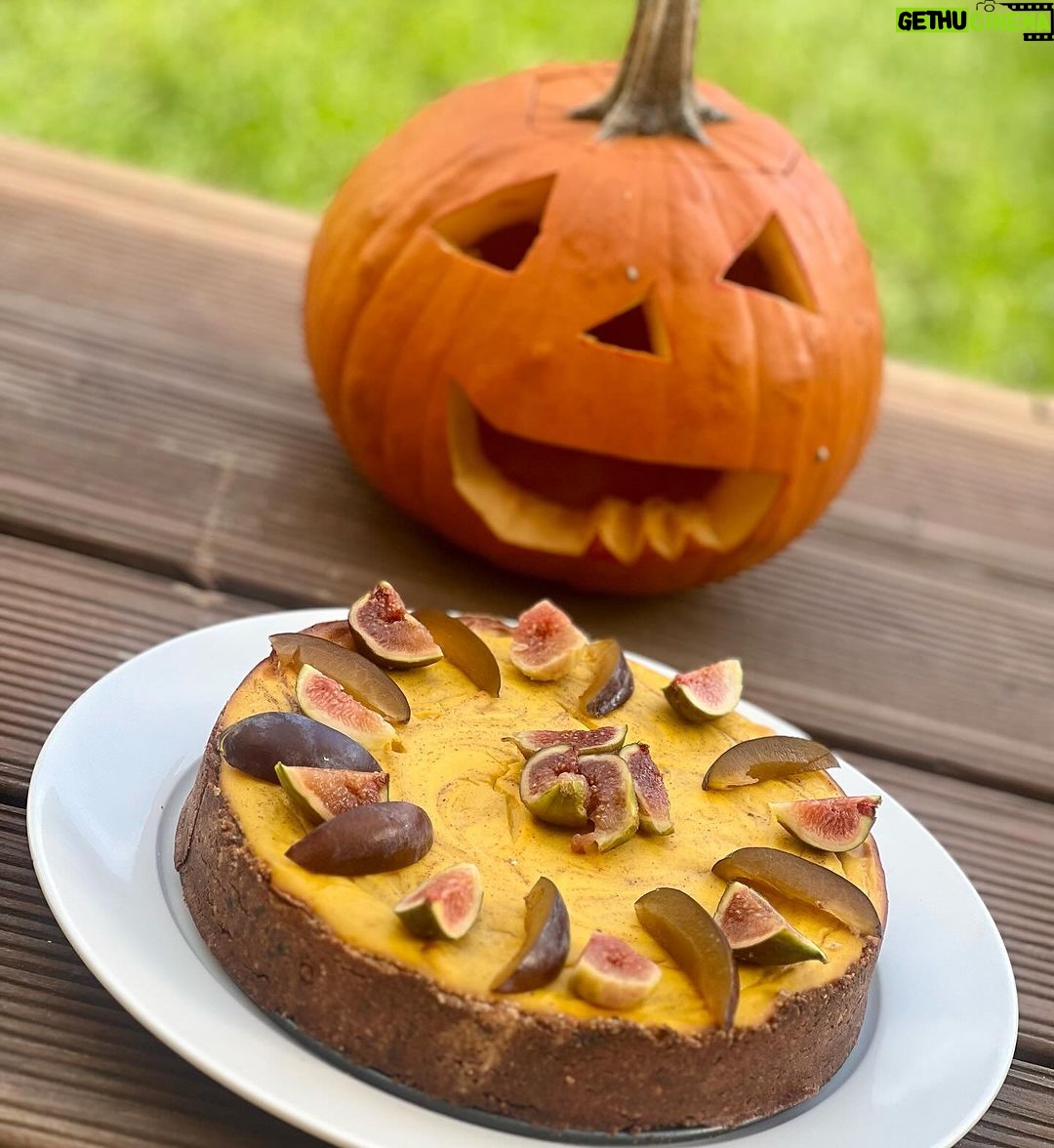 Denisa Cziglová Instagram - Dnes to vypadá opravdu na podzimní počasí🍁😏 Tak pojďme si udělat ten den hezčí a sladší.🫶🏻🎃 Dýňový low carb dezert bude chutnat všem.🙏 Hezkou neděli a dejte vědět jak vám chutnalo.😘 Suroviny korpus menší forma🎃: 60g vlašských ořechů 60g strouhaného kokosu 50g datlí 3 lžíce kokosového oleje Těsto: 200g dýně 250g tvrdšího tvarohu 2 vejce 3 PL javorového sirupu 1ČL skořice Postup: 🎃Suroviny na těsto rozmixuji dohromady a vmačkám do formy. 🎃Dýni uvařím, rozmixuji na pyré a přidám všechny suroviny a znovu rozmixuji. 🎃 Krém naliji na korpus 🎃 Pečeme na 150 stupňů 1 hodinu. Je to velká dobrota😋🙌🏼 #lawcarb #lowsugar #cheesecake #pumpkin #pumpkincake #nosugar #noflour #wearewhatweeat #foodtherapybydenisa #cancermum #glioblastoˇ