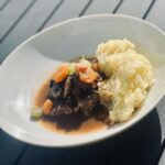 Denisa Cziglová Instagram - Jestli je něco, co jsem se ve Francii opravdu dobře naučila ve francouzské kuchyni, tak hovězí po Burgundsku. Každý kdo ochutnal moc chválil.🫶🏻🙌🏻 Důležité je mít kvalitní hovězí vývar a super víno🍷. Krabičák za pár korun by tento recept zničil.😂 A vynechávám i mouku na zahuštění, radši rozmixuji vařenou zeleninu a přidám máslo. Pokud nevíte, co si o víkendu v neděli uvařit tak doporučuji.🙏 Omlouvám se, plaiting není top strop, to mě nikdy nebavilo ani v @masterchefcz , ale tuto “malou” porcičku snědla Izabelka sama.😅😍✌️ Vyzkoušejte a dejte vědět, jak vám chutnalo.💕👌 Suroviny: 1 kg zadní hovězí Ghí máslo 2 PL sůl pepř čerstvě mletý slanina 100 g na kostičky mrkev 2ks větší, na kolečka řapíkatý celer 3ks na plátky cibule 1 ks nahrubo česnek 3 stroužek velký, na plátky rajčatový protlak 1 PL víno červené 1 ks lahev kvalitního burgundského vývar hovězí 500 ml tymián 4 snítky rozmarýn 3 snítky bobkový list 2 ks máslo nebo ghí 60–100 g, studené, na kostičky Na dokončení: slanina 100 g na kostičky Ghí 1PL mrkev 2 LŠ na šikmá kolečka řapíkatý celer 1 ks nakrájený našikmo žampiony 100 g překrájené 1 kg brambor Postup přípravy: 1. Maso nakrájejte na kostky, osolte, opepřete a zprudka orestujte na másle. Vyjměte z hrnce a dejte stranou. Do hrnce vsypte slaninu a orestujte ji. Přidejte mrkev, celer, cibuli a česnek, vše pomalu orestujte a vmíchejte rajčatový protlak a ještě chvíli opékejte. 2. Přilijte víno a nechte svařit na polovinu. Vlijte vývar, vložte zpět do hrnce maso a přidejte bylinky a bobkový list. Hrnec s masem dejte do trouby vyhřáté na 160–180 °C a pomalu zakryté duste 2–3 hodiny. Nebo do papinového hrnce a duste 50 minut. 3. Když je maso měkké, vyjměte ho z hrnce. Omáčku přeceďte (zeleninu vemte bokek, bylinky vyhoďte). Šťávu a zeleninu navzájem promixujte a vmíchejte do ní metličkou studené ghí máslo – omáčka se zjemní a zhoustne. Vraťte do ní maso. 4. Slaninu orestujte na ghí másle, přidejte mrkev a celer a nakonec i žampiony, restujte alespoň 20 minut. 5. Hotové maso podávejte se šťouchanými bramborami a opečenou zeleninou, ozdobené bylinkami #dnesvarim #hovezipoburgundsku #hovezimaso #francouzskakuchyne #foodtherapybydenisa