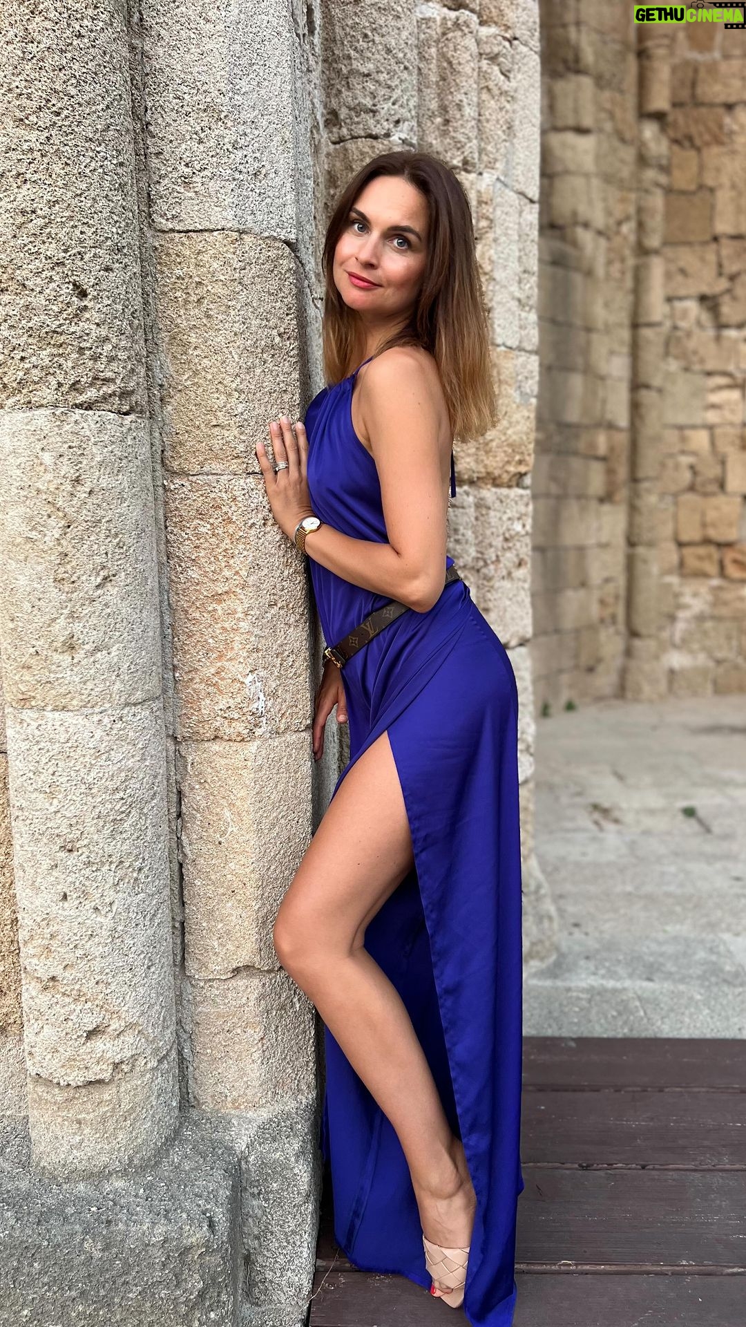 Denisa Cziglová Instagram - Léto budeš mi moc chybět🥹🫶🏻☀️ Moje letní pohodlné šatičky, jsem si užila až do teď. Zamilovala jsem si šaty flow na ségřinu svatbu a pak celé léto nosila, stejně jako klasické skinny šaty. Ty si nemůžu vynachválit. Samozřejmě lehká trička na ramínka a kalhoty #musthave 🙏🏽😍 My ženy se musíme rozmazlovat, i když nemáme zrovna to “nejlepší” období, zasloužíme si co máme rády.😘 Tohle oblečení mi bude moc chybět👚👙👗. Ale můžete se inspirovat, jak je nosit i na podzim.😉 Kdo má rád pohodlný, jemný materiál a jednoduchý střih zamilujete si hned jako já.😍 @lasatinofficial No už koukám na podzimní a zimní kousky a budu si muset něco pořídit😎👀❄️😁 #lasatin #mojeoblibenaznacka #ceskyvyrobce #pohodlne #prijemne #satonove #loveit #dekuji❤️ https://lasatin-eshop.cz