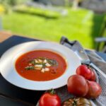 Denisa Cziglová Instagram - Prosím ať to léto a počasí nekončí🙏🏽😍☀️ A taky sklizeň domácích rajčat🍅😋 Bohužel poslední poctivá rajčatová polévka této sezóny, ale moc jsem si to užívala.🫶🏻😍 Pokud máte ještě přebytek tak doporučuji🥰 Suroviny🍅 olivový olej cibule 1 ks česnek 2ks 2kg rajčat vývar zeleninový 500 ml bobkový list 2ks sůl, pepř bazalka hrst bazalkové pesto mozzarella nebo kozí sýr Postup přípravy: 1. V hrnci na troše olivového oleje zpěňte 1 cibuli a 2 stroužky česneku nasekané najemno. 2. Rajčata spaříme horkou vodou a zbavíme se slupky. Nakrájíme je na kostičky. 3. Přidáme do rajčata do hrnce, 500 ml zeleninového vývaru, 1 bobkový list, osolte, opepřete a vařte 15 minut. 4. Vyjměte bobkový list a polévku rozmixujte; vmíchejte hrst sekaných lístků bazalky. 5. Podáváme s bazalkovým pestem, polévkovou lžíci s olivovým olejem a nakrájeným sýrem. 😍🫶🏻🍅 #rajcata #rajcatováolevka #dnesvarimja #zdravinaprvnimmiste #zdravapolevka #foodtherapybydenisa #cancermum #evzen #glioblastoma #bezcukru