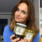 Denisa Cziglová Instagram - Už přes půl roku užívám tyto zdravé přírodní doplňky.🐝❤️ @supramedex_cz Kdo má rád med, tak budete nadšeni, a ještě vám vyčistí tělo, ničí rakovinové buňky a podpoří imunitu. 🙏🏽 Nedokážu říct, jak moc mi pomohl v bitvě s Evženem, protože ten je velký otazník a potřebuje hlavně silné léky, které nádorové buňky tlumí. Ale s čím vím, že mi @supramedex_cz 100% moc pomohl tak vyčištění těla a udržení imunity. Pokud vám po létě zůstaly krásné bílé flíčky na těle a kůži, obvykle záda, tak je to vnitřní plíseň v našem těle. A té se nedá jednoduše zbavit, bohužel to je nebezpečná záležitost, protože taky pomáhá dalším nemocem v našem těle. Po užívaní medu Extra i detox vše krásně zmizlo.😍🙏🏽 Extra je vyrobený s rostlinnými složkami a extrakty z hub reishi, chaga a shiitake. Každý den tento medík užívám po lžičce ráno na snídani v čaji (max. teplota do 40° C). A na střídačku po pauzách užívám med Detox. Med, který je vyrobený z pelyňku, černého bezu - pro imunitu, kurkumy pro činnost jater a červený pepř pro trávení. Všechny tyto složky působí jako antioxidant. Tyto medy obsahují betaglukany, které můžou přímo ovlivňovat růst a šíření rakovinných buněk.🙏🏽❤️ Opravdu zajímavé složení a celkový původ. Věděli jste, že medicinální houby jako např. reishi, chaga, shiitake uchovávají živiny a energii získanou ze stromů, na kterých rostly? Že výtěžky z medicinálních hub se používají v tradiční medicíně v Asii již tisíce let? Blíží se podzim a já určitě doporučuji užívat. Pro děti, těhotné ženy a kojící maminky to není ideální, ale pro nás ostatní rozhodně ano.💪🏼 Tady máte odkaz, pokud budete mít zájem😊👇🏻 https://fkp.supramedex.eu/cs/porders/wvgxfok #zdravi #podporaimunity #prirodnilek #supramedex
