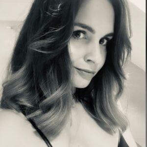 Denisa Cziglová Instagram - 24.11. 2023 jsem si myslela, že to bude už můj nejhezčí dárek k Vánocům. Nic jiného jsem si vlastně nepřála. Ale každý máme naděleno předem.🧠

Je to trošku jinak, než jsem si myslela, ale člověk to nesmí brát špatně. Pojďme si naopak říct, tento rok byl opravdu plný zážitků, i když ne někdy těch nejlepších a jednoduchých, ale ty hezké chvíle jsem si prožila, užila a pořád si chci užívat, dokud to jde. ❤️🙏🏻

Dostala jsem od června krásný dárek k narozeninám, šanci prodloužit si život a užívala jsem si všechno naplno. 🌟 Léčba bohužel přestala fungovat a nové nádory se ozvaly na novém místě, které nelze operovat ani ozařovat.

Když by vám někdo řekl máte měsíc, nebo dva života? Co budete dělat? Neříkám, že mám před sebou měsíc života já pořád věřím a doufám…🌟
Já nevím jak dlouho tady budu, ani to nepočítám, neřeším, ale chci si to užít. 🙏🏻
Každý den naplno a nelitovat ničeho. ❤️

Samozřejmě jinak než někteří, jak to mají - párty, koks a chlebíčky 😂😂😂 NE to nepotřebuji. 
Ale být šťastná s těmi, které mám ráda dokud to půjde. Být vděčná za každý den a večer, za který poděkuji a nebudu plánovat ten druhý den. Každý máme tady svoji roli, svoji derniéru a svíčku života, která nám jednou zhasne. 

Budu se snažit pořád pozitivně myslet a zkusím najít jinou cestu a ještě si ten život užít a nebojím se, nemám už strach. 
Není potřeba plakat a litovat mě.🫶🏻

Je to jen na mně, jak to budu brát. 
Já už vím❤️

#foodtherapybydenisa #evzen #lovemylife
