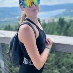 Denisa Cziglová Instagram - Rodinná dovolená utekla jako nic. ❤️ Bylo to trošku náročné, ale my i holky jsme si to užili. S dětmi opravdu není potřeba cestovat vždy k moři a daleko. Česko je opravdu krásné a je pořád co objevovat. 🫶🏻🇨🇿 Lipno mě příjemně překvapilo. Koupání pro děti ideální bez vln a čistá voda.😅🙏🏽 Výlety pro děti taky moc fajn, doporučuji navštívit @kralovstvilesalipno a @stezkavoblacich je moc hezké a příroda krásná. Dvůr Králové dostala Sofča pod stromeček a byla z tohoto dárku nadšena a moc se těšila. Spali jsme v Zoo hotelu, dorazili jsme později, navečeřeli se a Zoo je otevřená až do 22:00. My jsme pak vyrazili v 19 hodin na procházku a doporučuji.🔝👌 Zvířata oživnou a nikdo nikde, jen pro Vás.🐯🐒💛 Ráno jsme posnídali se zvířaty, dali si Safari v autě (PS: večerní Zoo je lepší varianta😎👏🏻) a pak vyrazili smr Adršpachy.😍 Tam nás čekal ještě ten den výšlap🤪 Za celý den jsme nachodili 20 km, takže velký challenge a holky překvapily, že to zvládly. Hlavně Sofča.👏🏻 No a samozřejmě jsme nemohli vynechat Ratiboř a Babičku a pak říkat holkám o Boženě Němcové a pohádkách.📚 Všechno letí strašně rychle. Pamatuji si konec května, kdy jsem začala užívat svoji BIO léčbu a řekla si, že si 3 měsíce užiji na plno a budu se těšit z každého dne. A bylo to tak🙏🏽🩷 Za tyto tři měsíce jsem moc vděčná, užila jsem si je opravdu moc a naplno prožívala bez stresu. 🙌🏼 Děkuji moc mé rodině❤️, mým kamarádkám🩷, přátelům🫶🏻 a hlavně tobě moje malá lásko Izabelko😘 Moc mě motivuješ a vím, že je za co bojovat.❣️ Děkuji moc tobě @romanza66 za pomoc, lásku a trpělivost. Oba víme, že je to náročné zkouška😅😘 #milujitě Brzy mě čeká kontrola MR a výsledky, jak to vypadá s nádory, jestli se začaly zmenšovat a krevní testy, jestli nemám zdravotní problémy a můžu léčbu užívat. 🙌🏼🙏🏽 Brzy se vám ozvu. Držte mi palce.😘❤️