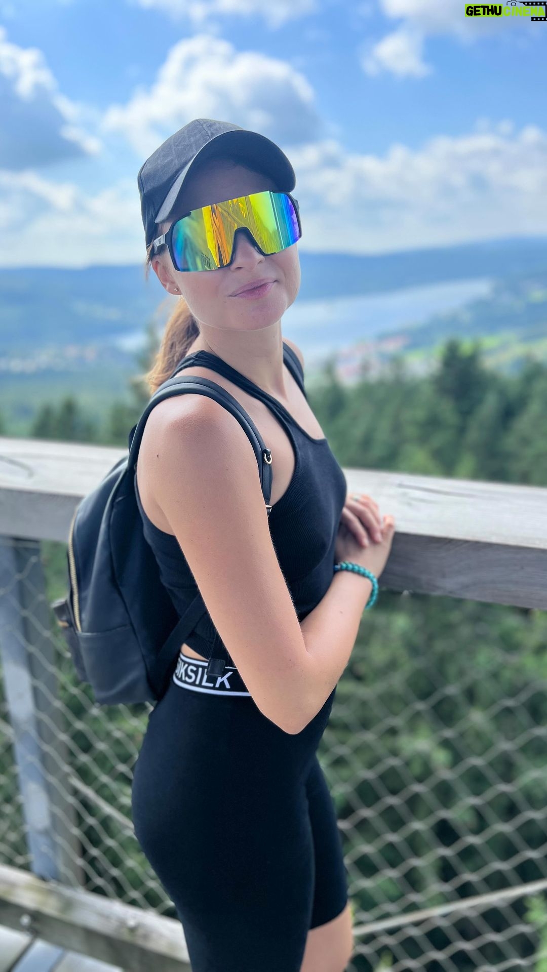 Denisa Cziglová Instagram - Rodinná dovolená utekla jako nic. ❤️ Bylo to trošku náročné, ale my i holky jsme si to užili. S dětmi opravdu není potřeba cestovat vždy k moři a daleko. Česko je opravdu krásné a je pořád co objevovat. 🫶🏻🇨🇿 Lipno mě příjemně překvapilo. Koupání pro děti ideální bez vln a čistá voda.😅🙏🏽 Výlety pro děti taky moc fajn, doporučuji navštívit @kralovstvilesalipno a @stezkavoblacich je moc hezké a příroda krásná. Dvůr Králové dostala Sofča pod stromeček a byla z tohoto dárku nadšena a moc se těšila. Spali jsme v Zoo hotelu, dorazili jsme později, navečeřeli se a Zoo je otevřená až do 22:00. My jsme pak vyrazili v 19 hodin na procházku a doporučuji.🔝👌 Zvířata oživnou a nikdo nikde, jen pro Vás.🐯🐒💛 Ráno jsme posnídali se zvířaty, dali si Safari v autě (PS: večerní Zoo je lepší varianta😎👏🏻) a pak vyrazili smr Adršpachy.😍 Tam nás čekal ještě ten den výšlap🤪 Za celý den jsme nachodili 20 km, takže velký challenge a holky překvapily, že to zvládly. Hlavně Sofča.👏🏻 No a samozřejmě jsme nemohli vynechat Ratiboř a Babičku a pak říkat holkám o Boženě Němcové a pohádkách.📚 Všechno letí strašně rychle. Pamatuji si konec května, kdy jsem začala užívat svoji BIO léčbu a řekla si, že si 3 měsíce užiji na plno a budu se těšit z každého dne. A bylo to tak🙏🏽🩷 Za tyto tři měsíce jsem moc vděčná, užila jsem si je opravdu moc a naplno prožívala bez stresu. 🙌🏼 Děkuji moc mé rodině❤️, mým kamarádkám🩷, přátelům🫶🏻 a hlavně tobě moje malá lásko Izabelko😘 Moc mě motivuješ a vím, že je za co bojovat.❣️ Děkuji moc tobě @romanza66 za pomoc, lásku a trpělivost. Oba víme, že je to náročné zkouška😅😘 #milujitě Brzy mě čeká kontrola MR a výsledky, jak to vypadá s nádory, jestli se začaly zmenšovat a krevní testy, jestli nemám zdravotní problémy a můžu léčbu užívat. 🙌🏼🙏🏽 Brzy se vám ozvu. Držte mi palce.😘❤️