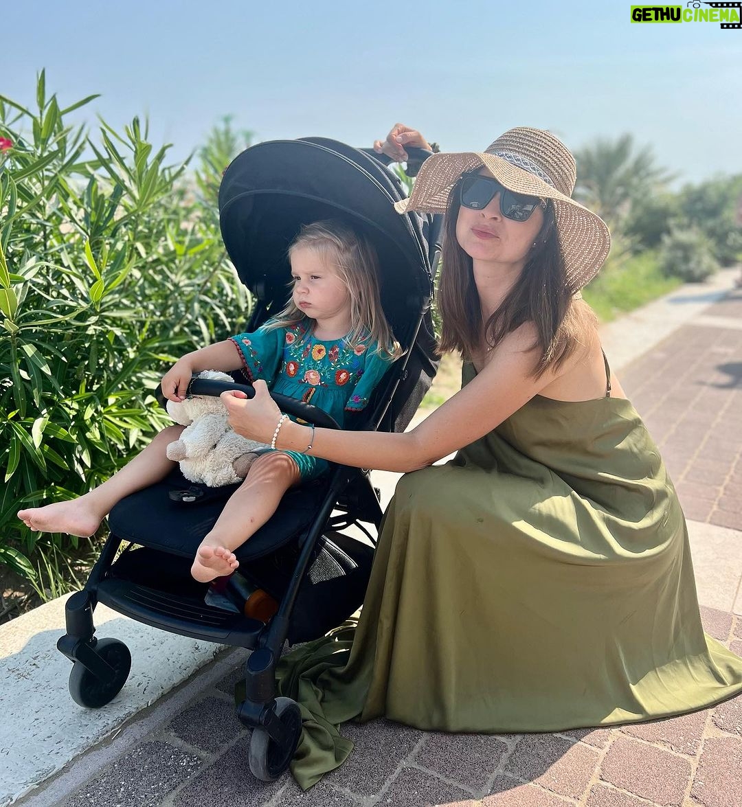 Denisa Cziglová Instagram - Milé maminky POZOR👶🏻♥️ Od dnešní půlnoci 17.8 do 20.8. na vás čeká letní akce na webu @funbaby.cz 👀👶🏻👧🏼🧒🏼 S kódem DENISA15 máte slevu 15%, platí na všechny značky, například CAM,Britax, Diamond, Zopa i další do vyprodání zásob. Musím osobně říct, že se všemi kočárky jsem moc spokojená. Z kočárkem Britax, který Izabelka měla od narození jsem byla nadšená a neměnila bych. 🫶🏻👏🏻 Stejně jako teď s sporákem od @zopa_global Quiq👏🏻😍 Opravdu skvělý, dobře skladný, lehký, rychle se rozkládá a super se ovládá, je pohodlný na spinkání. 🫶🏻 A nebo doporučuji kočárek @zopa_global na cestování. Na dovolenou, můžete tento kočárek dát i do letadla a je ultra lehký✈️🔝 Tak mrkněte na web a nezapomeňte na slevový kód.☺️ #deti #miminko #kocarky #hracky #postylka #akceleto #DENISA15 #musthave #funbaby #slevanawebu @funbaby.cz @britaxroemer_czsk @zopa_global * Sleva neplatí na zboží, které je už teď zlevněné Maminky moje šaty jsou od @lasatinofficial Brno, Czech Republic