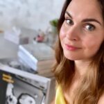 Denisa Cziglová Instagram - Žij a dělej to, co tě baví. Život je dar, který jsme si rozbalili a máme si ho užít a prožit, než spadne opona a přijde tvá derniéra.” Denisa Cziglová Je to neuvěřitelné, nikdy jsem to nečekala, že se vyprodají všechny knížky 2000 kusů.🥹🫶🏻 Ano prodaly se teď, v období, které je pro mně náročnější, ale zase mě stále drží nad vodou a jsem strašně šťastná, že mi píšete jak vás inspiruje, motivuje a pomáhá i vám.😘 Svůj život jsem si opravdu od roku 2015 užívala naplno a celkově jsem moc vděčná za celý život. 🙏🏽Neloučím se teď to ne. Jen jsem ráda, že jsem si ho prožila hezky a doufám, že moje derniéra ještě chvilku počká. 😅 Děkuji moc @backstagebooks za vydání a všechno až do teďka. ❤️ Snad nám klapne alespoň ještě ta druhá knížka, kterou bych chtěla začit po létě psát. 😎🙌🏼 Vím, že mi často píšete, že knížku už nemůžete sehnat, jestli o nějaké nevím. Bohužel už nikde v knihkupectví a na eshopech asi nenajdete, ale třeba vám ji někdo půjčí nebo prodá. 😅 Ale pozor💛 Já jsem jednu knížku ještě našla. A ráda bych ji někomu věnovala🥰. Někomu kdo ji teď moc potřebuje, kdo bojuje a udělá mu velkou radost. Jaká je podmínka? Tady dolů⬇️ na IG napište prosím nějaký váš životní optimisticky příběh, něco co vám pomohlo a dělá radost ze života. Příští pátek vyberu vítěze a moc ráda pošlu knihu s věnováním.💛😘🫶🏻 #kniha #backstagebooks #mojeknizka #derniera #vyprodano #foodtherapybydenisa #mujpribeh #mujzivot #mujboj #nadornamozku🧠 #Evzen #cancermum #fuckcancer🎗