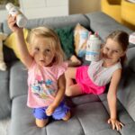 Denisa Cziglová Instagram - Zdraví našich dětí je pro nás na prvním místě. 💕👧🏼 Léto je super jsme zdraví a maximálně přijde rýma. Ale začne první podzim, škola a nemoci přichází rychlostí blesku. Stejně jako když dáte své děti poprvé do školky a nemají v sobě ještě tak silnou imunitu a jsou stále nemocní. Kvalitních dětských doplňků moc na trhu není, hlavně bez cukru. A už přes rok dávám holkám @carniumbotanicals_cz liposomální vitamín C a Probio a ťuk ťuk, i když něco chytnou léčba je naštěstí rychlá a žádná ATB🙏🏽😅🙌🏼. Vitamín C je důležitý a můžeme ho užívat i my dospělí. 🫶🏻Zlepšuje celkovou pohodu a chrání tělo před zhoršením imunitního systému, protože právě stres zvyšuje spotřebu vitamínu C. 🫶🏻 Stimuluje syntézu kolagenu pro normální funkci kostí, zubů, dásní, kůže, cév a chrupavek. 🫶🏻 Vitamín C je antioxidant, hraje tedy důležitou roli při ochraně buněk před volnými radikály. 🫶🏻 Zajišťuje nejlepší možnou absorpci železa ve střevech, pomáhá tak snižovat chudokrevnost a zlepšovat celkový komfort. 🫶🏻Vitamín C pomáhá posilovat imunitní systém, pomáhá regulovat alergie a zánětlivé stavy. Kdo mě zná ví, že důvěřuji těmto doplňkům. Her Biotic a Fem Care je pro nás, ženy pomocník s ženskými problémy a hormonální nerovnováhou. Psala jsem vám minulý rok svůj příběh na IG.😵‍💫 Teď je to zas jiný příběh.🙈 Právě užívám Bloat Aid - enzymy na dobré trávení.🙏🏽 🫶🏻 Trávicí enzymy napomáhají optimálně trávit stravu a zabraňují tak jejímu dlouhému setrvávání ve střevech, které vede ke kvašení potravy v trávicí soustavě a vzniku plynatosti. 🫶🏻 Pomáhá udržovat zdravou střevní mikroflóru. Trávicí enzymy zlepšují trávení stravy a snižují její nestrávené množství, které se tak snáze dostává do tlustého střeva, zabraňují kvašení a tvorbě nežádoucích bakterií. Snižují zánětlivost ve střevech a zároveň podporují růst a množení prospěšných bakterií. Kdo mě zná ví, že nespolupracuji jen tak s každým a co ozkouším a vím, že funguje doporučuji. S těmito doplňky jsem opravdu moc spokojená a vřele doporučuji. Mrkněte na @carniumbotanicals_cz jejich eshop. Určitě i to, co i vy najdete řešení vašeho zdraví, které právě řešíte. A s kódem DENISAZ15 máte slevu. 🙌🏼