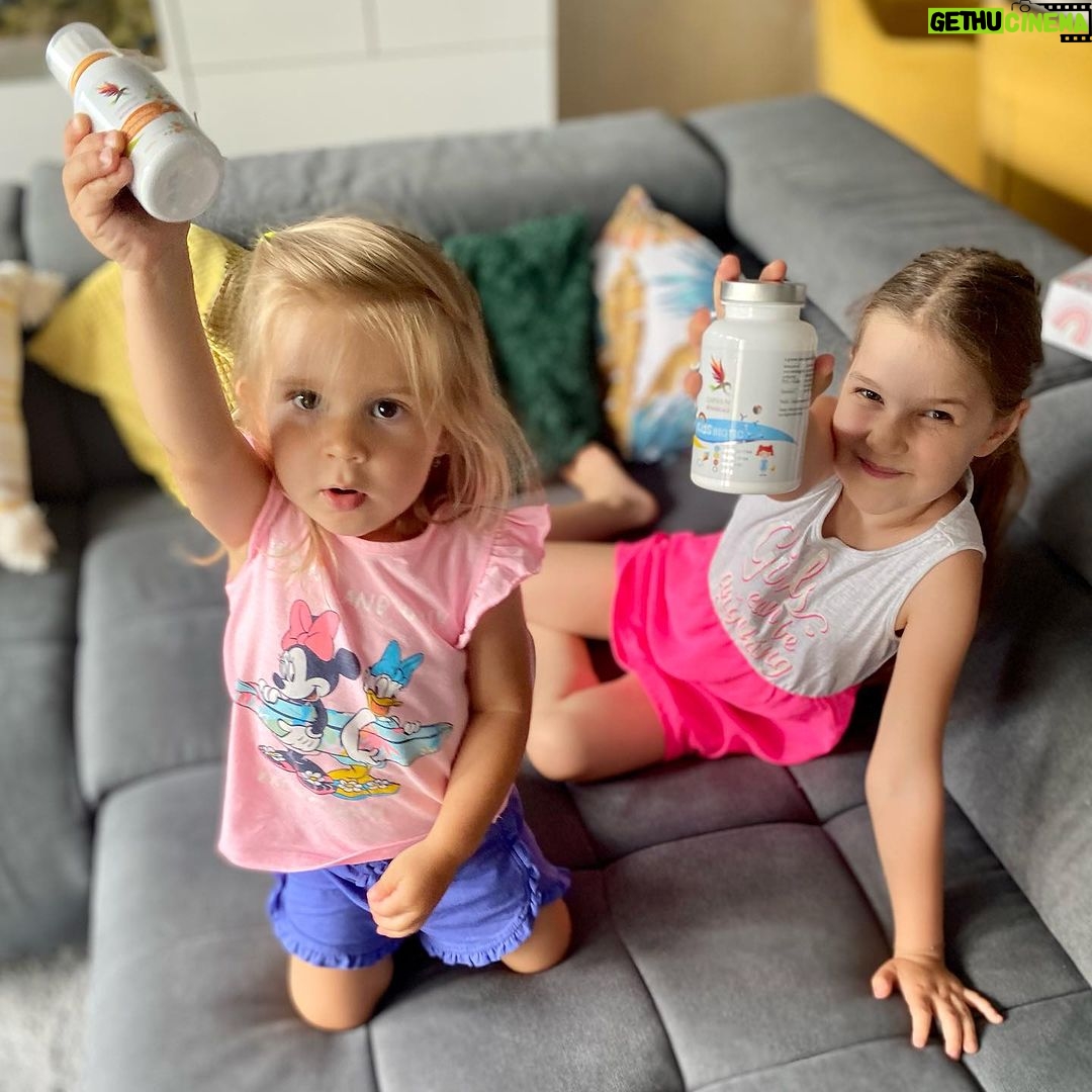 Denisa Cziglová Instagram - Zdraví našich dětí je pro nás na prvním místě. 💕👧🏼 Léto je super jsme zdraví a maximálně přijde rýma. Ale začne první podzim, škola a nemoci přichází rychlostí blesku. Stejně jako když dáte své děti poprvé do školky a nemají v sobě ještě tak silnou imunitu a jsou stále nemocní. Kvalitních dětských doplňků moc na trhu není, hlavně bez cukru. A už přes rok dávám holkám @carniumbotanicals_cz liposomální vitamín C a Probio a ťuk ťuk, i když něco chytnou léčba je naštěstí rychlá a žádná ATB🙏🏽😅🙌🏼. Vitamín C je důležitý a můžeme ho užívat i my dospělí. 🫶🏻Zlepšuje celkovou pohodu a chrání tělo před zhoršením imunitního systému, protože právě stres zvyšuje spotřebu vitamínu C. 🫶🏻 Stimuluje syntézu kolagenu pro normální funkci kostí, zubů, dásní, kůže, cév a chrupavek. 🫶🏻 Vitamín C je antioxidant, hraje tedy důležitou roli při ochraně buněk před volnými radikály. 🫶🏻 Zajišťuje nejlepší možnou absorpci železa ve střevech, pomáhá tak snižovat chudokrevnost a zlepšovat celkový komfort. 🫶🏻Vitamín C pomáhá posilovat imunitní systém, pomáhá regulovat alergie a zánětlivé stavy. Kdo mě zná ví, že důvěřuji těmto doplňkům. Her Biotic a Fem Care je pro nás, ženy pomocník s ženskými problémy a hormonální nerovnováhou. Psala jsem vám minulý rok svůj příběh na IG.😵💫 Teď je to zas jiný příběh.🙈 Právě užívám Bloat Aid - enzymy na dobré trávení.🙏🏽 🫶🏻 Trávicí enzymy napomáhají optimálně trávit stravu a zabraňují tak jejímu dlouhému setrvávání ve střevech, které vede ke kvašení potravy v trávicí soustavě a vzniku plynatosti. 🫶🏻 Pomáhá udržovat zdravou střevní mikroflóru. Trávicí enzymy zlepšují trávení stravy a snižují její nestrávené množství, které se tak snáze dostává do tlustého střeva, zabraňují kvašení a tvorbě nežádoucích bakterií. Snižují zánětlivost ve střevech a zároveň podporují růst a množení prospěšných bakterií. Kdo mě zná ví, že nespolupracuji jen tak s každým a co ozkouším a vím, že funguje doporučuji. S těmito doplňky jsem opravdu moc spokojená a vřele doporučuji. Mrkněte na @carniumbotanicals_cz jejich eshop. Určitě i to, co i vy najdete řešení vašeho zdraví, které právě řešíte. A s kódem DENISAZ15 máte slevu. 🙌🏼