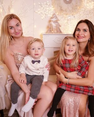 Denisa Cziglová Instagram - Moje drahá ségro, 
už je to někakej Pátek co jsme spolu.
V dobrém i zlém. Taky jsme si užili to svoje a ne vždycky jednoduché.🫶🏻
Je to mazec.💫

Pamatuji si jak jsme si dělaly naše oblíbené hry, teda spíš víc než já než ty, a byla jsi hodná Segra. 🌟

Je a bude vždycky mezi nama to velké pouto a jsem za to moc vdecna a moc ráda.

Jak nám to krásně vyšlo mezi dětičkami.

Myslím, že každý rok to bylo super nápad to takhle udělat.

Jsem moc ráda, že jsme spolu vyrostly, i když občas jsme to měly  náročné, jsme spolu a to je důležité.

Jsi moje nej Segra a vždycky budeš.❤️
#mojeniki #mojesegra