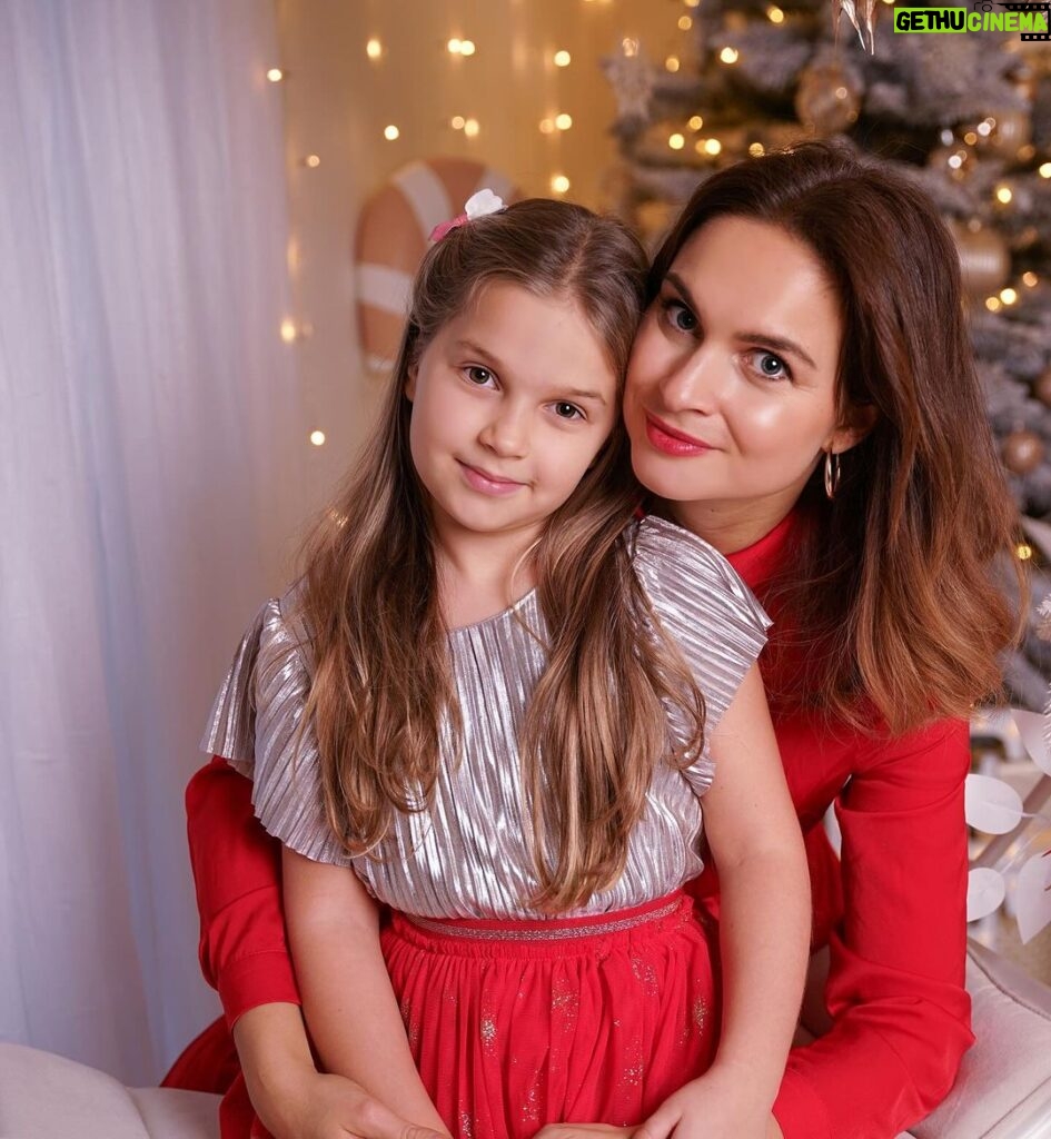Denisa Cziglová Instagram - První Vánoční adventní čas je před námi a já se moc těším 🎄🎁 Užívejte si předvánoční atmosféru.🤍🌟☃️ Děkujeme @sladkyfotky_probo 📸 #advent #vanoce #vanocnicas #sladkyfotky_probotom