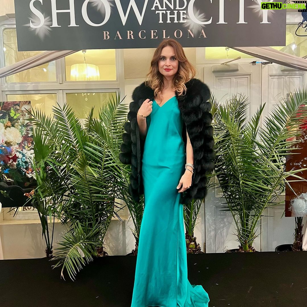 Denisa Cziglová Instagram - Děkuji moc za pozvání ❤️@showandthecity Poprvé jsem si tuto charitativní přehlídku užila jinak, než na mole a po dlouhé době viděla své známé. 😆 Jsem moc ráda, že @dnes_pomaham stále pomáhá dětem, které pomoc potřebují. 🙏🫶🏻 Moc hezky jsem se cítila 😍. Děkuji za šaty od @lasatinofficial ❤️ A šikovné kadeřnici Verči za úžasné vlásky. 😍 My ženy umíme kouzlit 😈😇 Život se musí žít a užívat si každý den a dělat si radost.❤️ #showandthecity #dnespomaham #barcelo #fashionshow #lasatin #lasatinofficial #girlspower #brno #foodtherapybydenisa #cancermum Hotel Barceló Brno Palace