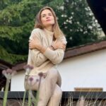 Denisa Cziglová Instagram - Podzim už opravdu začal a zima se blíží 🍁🍂❄️ Nejvyšší čas pořídit si něco teplého a příjemného na sebe.😍 Upřímně moc ráda nosím kašmírové svetry. Je to strašně příjemný materiál, neškrábe a krásně zahřeje. ❄️ Tento nový krásný kousek jsem pořídila od @justlovelabel a je teda úžasný.🤍 Ten materiál je tak jemný, kvalita 100% a příjemný. Určitě ještě o jednom přemýšlím - svetřík oversize.😌 Takže milý Ježíšku, kdyby jsi nevěděl…😅🎄 Na Vánoce opravdu hezký dáreček.🎁 #autumn #winter #kasmir #purelove #justlovelabel #justlove #fallinlove #czech #czechproduct #homemade #highquality #spoluprace