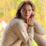 Denisa Cziglová Instagram - Podzim už opravdu začal a zima se blíží 🍁🍂❄️ Nejvyšší čas pořídit si něco teplého a příjemného na sebe.😍 Upřímně moc ráda nosím kašmírové svetry. Je to strašně příjemný materiál, neškrábe a krásně zahřeje. ❄️ Tento nový krásný kousek jsem pořídila od @justlovelabel a je teda úžasný.🤍 Ten materiál je tak jemný, kvalita 100% a příjemný. Určitě ještě o jednom přemýšlím - svetřík oversize.😌 Takže milý Ježíšku, kdyby jsi nevěděl…😅🎄 Na Vánoce opravdu hezký dáreček.🎁 #autumn #winter #kasmir #purelove #justlovelabel #justlove #fallinlove #czech #czechproduct #homemade #highquality #spoluprace
