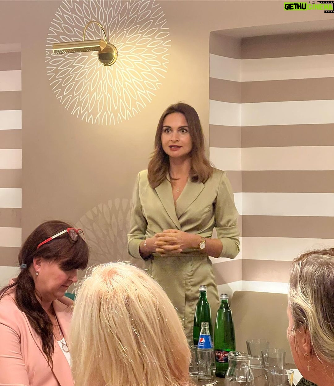 Denisa Cziglová Instagram - Včera jsem si moc užila tiskovku pro @supramedex_cz Děkuji za pozvání a nové medíky, ráda zase vyzkouším. 🫶🏻 Opravdu silné příběhy a lidé se léčí, i když už by tady neměli být. A jsem moc ráda, že jsem se viděla s @barbora.matovcikova , neskutečný žena s velkým srdcem a velkou odvahou. Moc ti držím palce, jsi inspirací a velká bojovnice. 🙏❤️ Při koupi tohoto medu zároveň přispíváte 150,- pro nadaci @dortem_proti_rakovine V Čině v nemocnicích jsou tyto bylinky vyhlášené a jsou součástí v léčbě. Pokud chcete vyzkoušet, tady posílám odkaz. A nebo mi napište a pošlu přímo vám. https://fkp.supramedex.eu/ #supramedex #med #leceni #zdravemedy #zazrakysedeji #dortem_proti_rakovine #foodtherapybydenisa #astrocyton #nadornamozku #enjoyeverymoment❤️ Prague, Czech Republic