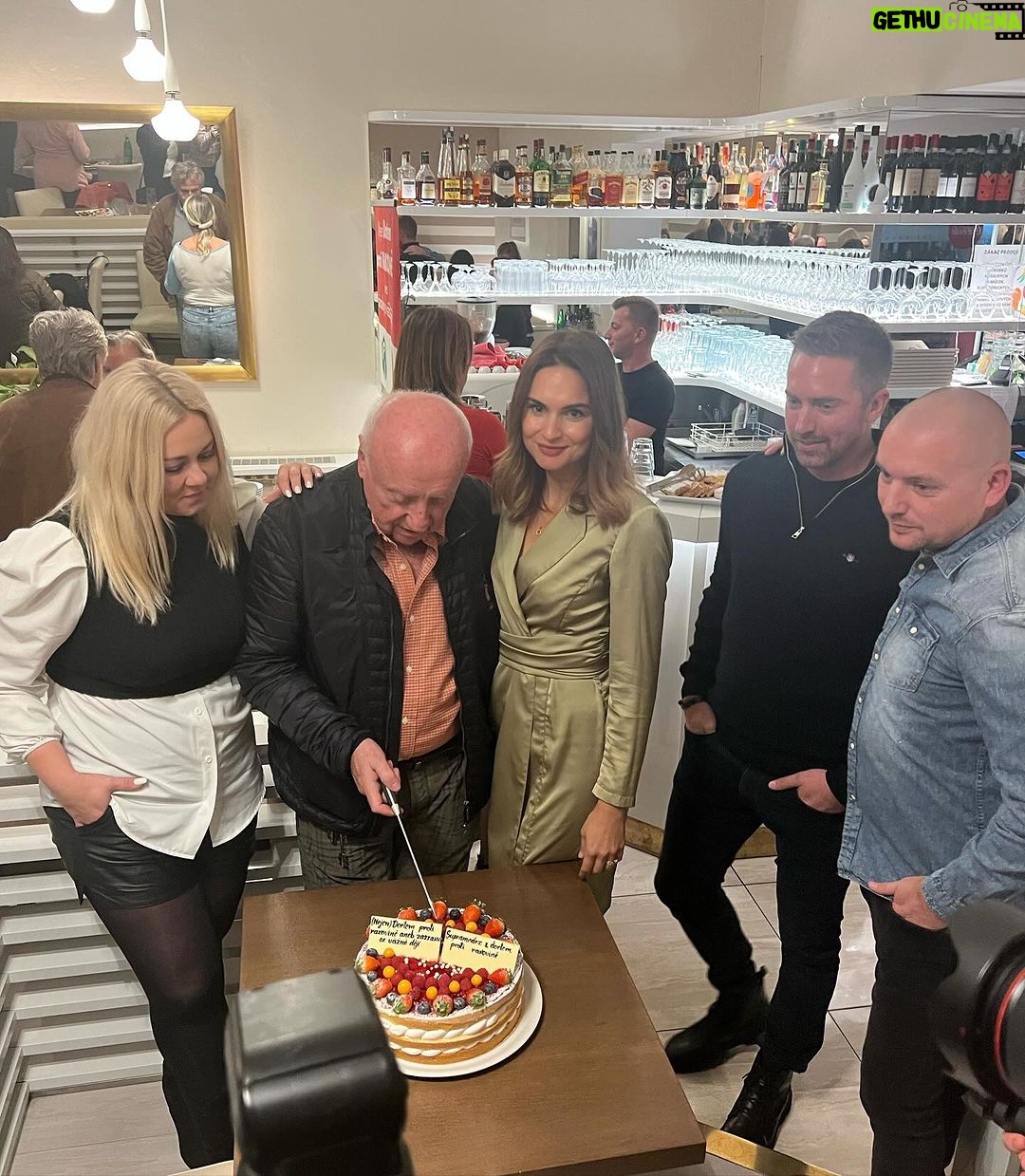 Denisa Cziglová Instagram - Včera jsem si moc užila tiskovku pro @supramedex_cz Děkuji za pozvání a nové medíky, ráda zase vyzkouším. 🫶🏻 Opravdu silné příběhy a lidé se léčí, i když už by tady neměli být. A jsem moc ráda, že jsem se viděla s @barbora.matovcikova , neskutečný žena s velkým srdcem a velkou odvahou. Moc ti držím palce, jsi inspirací a velká bojovnice. 🙏❤️ Při koupi tohoto medu zároveň přispíváte 150,- pro nadaci @dortem_proti_rakovine V Čině v nemocnicích jsou tyto bylinky vyhlášené a jsou součástí v léčbě. Pokud chcete vyzkoušet, tady posílám odkaz. A nebo mi napište a pošlu přímo vám. https://fkp.supramedex.eu/ #supramedex #med #leceni #zdravemedy #zazrakysedeji #dortem_proti_rakovine #foodtherapybydenisa #astrocyton #nadornamozku #enjoyeverymoment❤️ Prague, Czech Republic