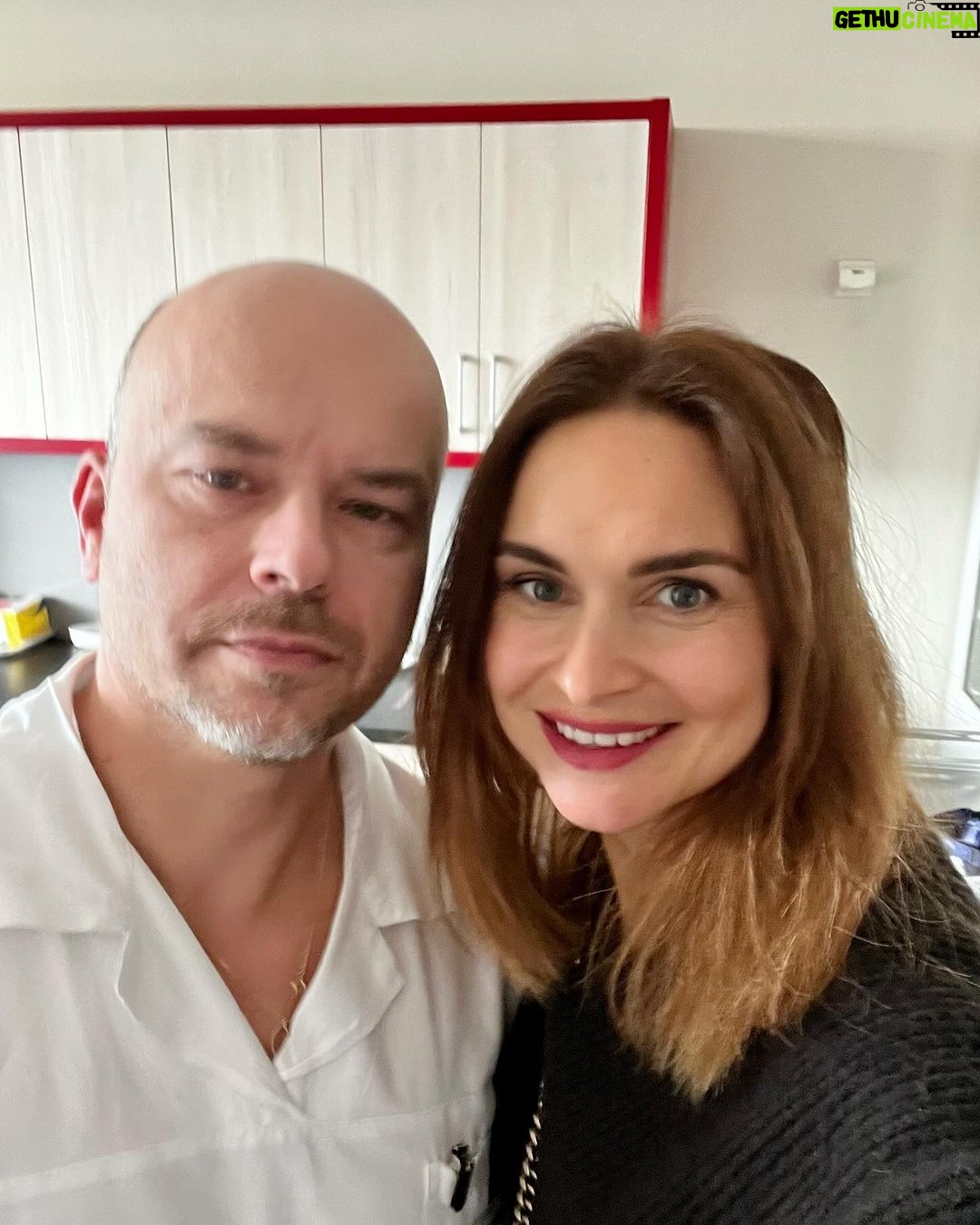 Denisa Cziglová Instagram - Dnes jsem navštívila tetu v nemocnici. Je po operaci plotýnky a leží na stejném oddělení, kde jsem ležela já před 9 měsíci na operaci mozku. 🧠🫶🏻 Moc ráda jsem se viděla všechny sestřičky a viděla se s panem Doktorem Sovou, je to můj lékař #superhero, který dokázal s moji hlavou neuvěřitelný zázrak díky operací Awake up. ( vřele doporučuji, pokud máte a řešíte podobný problém). S panem doktorem jsme si povykládali, nejen o operaci, ale o celém maratónů.🙈😅🧠 Do smrti budu moc vděčná a moc děkuji.🙏❤️💫 V příštím životě bych chtěla být lékař v tomto oboru a klobouček smekám všem. 🎩 #vdecnost #setkani #pandoktorsova #fnbrno #neurochirurgie #evzen #nadornamozku #foodtherapybydenisa Fakultní nemocnice Brno