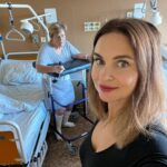 Denisa Cziglová Instagram - Dnes jsem navštívila tetu v nemocnici. Je po operaci plotýnky a leží na stejném oddělení, kde jsem ležela já před 9 měsíci na operaci mozku. 🧠🫶🏻 Moc ráda jsem se viděla všechny sestřičky a viděla se s panem Doktorem Sovou, je to můj lékař #superhero, který dokázal s moji hlavou neuvěřitelný zázrak díky operací Awake up. ( vřele doporučuji, pokud máte a řešíte podobný problém). S panem doktorem jsme si povykládali, nejen o operaci, ale o celém maratónů.🙈😅🧠 Do smrti budu moc vděčná a moc děkuji.🙏❤️💫 V příštím životě bych chtěla být lékař v tomto oboru a klobouček smekám všem. 🎩 #vdecnost #setkani #pandoktorsova #fnbrno #neurochirurgie #evzen #nadornamozku #foodtherapybydenisa Fakultní nemocnice Brno