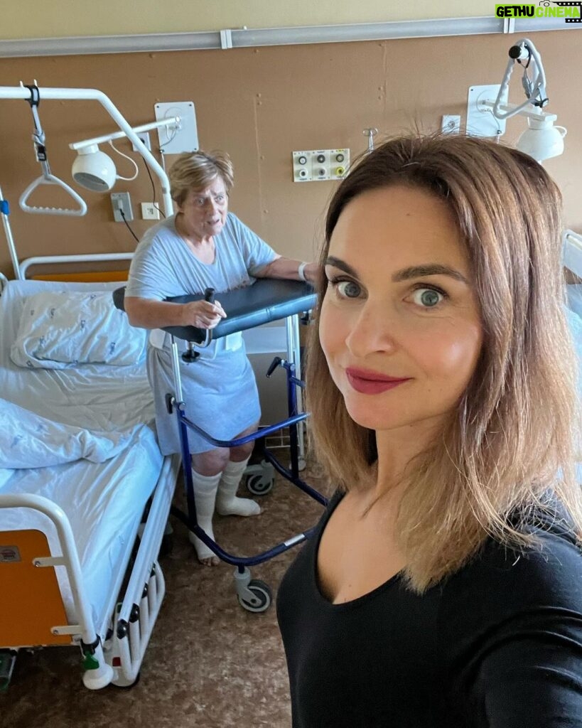 Denisa Cziglová Instagram - Dnes jsem navštívila tetu v nemocnici. Je po operaci plotýnky a leží na stejném oddělení, kde jsem ležela já před 9 měsíci na operaci mozku. 🧠🫶🏻 Moc ráda jsem se viděla všechny sestřičky a viděla se s panem Doktorem Sovou, je to můj lékař #superhero, který dokázal s moji hlavou neuvěřitelný zázrak díky operací Awake up. ( vřele doporučuji, pokud máte a řešíte podobný problém). S panem doktorem jsme si povykládali, nejen o operaci, ale o celém maratónů.🙈😅🧠 Do smrti budu moc vděčná a moc děkuji.🙏❤️💫 V příštím životě bych chtěla být lékař v tomto oboru a klobouček smekám všem. 🎩 #vdecnost #setkani #pandoktorsova #fnbrno #neurochirurgie #evzen #nadornamozku #foodtherapybydenisa Fakultní nemocnice Brno