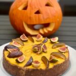 Denisa Cziglová Instagram – Dnes to vypadá opravdu na podzimní počasí🍁😏
Tak pojďme si udělat ten den hezčí a sladší.🫶🏻🎃
Dýňový low carb dezert bude chutnat všem.🙏
Hezkou neděli a dejte vědět jak vám chutnalo.😘
Suroviny korpus menší forma🎃:
60g vlašských ořechů
60g strouhaného kokosu
50g datlí
3 lžíce kokosového oleje
Těsto:
200g dýně
250g tvrdšího tvarohu
2 vejce
3 PL javorového sirupu
1ČL skořice
Postup:
🎃Suroviny na těsto rozmixuji dohromady a vmačkám do formy.
🎃Dýni uvařím, rozmixuji na pyré a přidám všechny suroviny a znovu rozmixuji.
🎃 Krém naliji na korpus
🎃 Pečeme na 150 stupňů 1 hodinu. Je to velká dobrota😋🙌🏼
#lawcarb #lowsugar #cheesecake #pumpkin #pumpkincake #nosugar #noflour #wearewhatweeat #foodtherapybydenisa #cancermum #glioblastoˇ