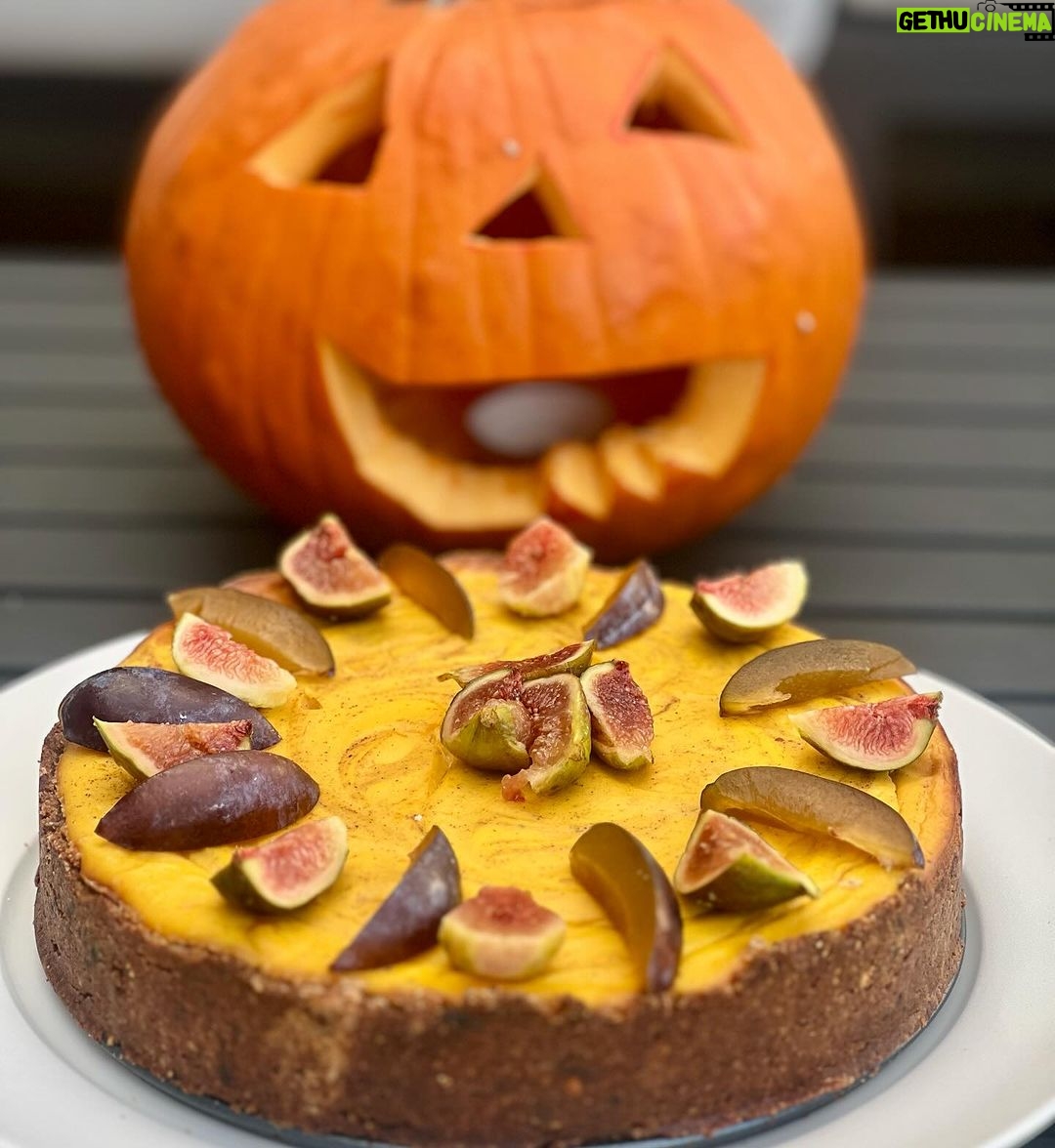 Denisa Cziglová Instagram - Dnes to vypadá opravdu na podzimní počasí🍁😏 Tak pojďme si udělat ten den hezčí a sladší.🫶🏻🎃 Dýňový low carb dezert bude chutnat všem.🙏 Hezkou neděli a dejte vědět jak vám chutnalo.😘 Suroviny korpus menší forma🎃: 60g vlašských ořechů 60g strouhaného kokosu 50g datlí 3 lžíce kokosového oleje Těsto: 200g dýně 250g tvrdšího tvarohu 2 vejce 3 PL javorového sirupu 1ČL skořice Postup: 🎃Suroviny na těsto rozmixuji dohromady a vmačkám do formy. 🎃Dýni uvařím, rozmixuji na pyré a přidám všechny suroviny a znovu rozmixuji. 🎃 Krém naliji na korpus 🎃 Pečeme na 150 stupňů 1 hodinu. Je to velká dobrota😋🙌🏼 #lawcarb #lowsugar #cheesecake #pumpkin #pumpkincake #nosugar #noflour #wearewhatweeat #foodtherapybydenisa #cancermum #glioblastoˇ