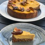 Denisa Cziglová Instagram - Dnes to vypadá opravdu na podzimní počasí🍁😏 Tak pojďme si udělat ten den hezčí a sladší.🫶🏻🎃 Dýňový low carb dezert bude chutnat všem.🙏 Hezkou neděli a dejte vědět jak vám chutnalo.😘 Suroviny korpus menší forma🎃: 60g vlašských ořechů 60g strouhaného kokosu 50g datlí 3 lžíce kokosového oleje Těsto: 200g dýně 250g tvrdšího tvarohu 2 vejce 3 PL javorového sirupu 1ČL skořice Postup: 🎃Suroviny na těsto rozmixuji dohromady a vmačkám do formy. 🎃Dýni uvařím, rozmixuji na pyré a přidám všechny suroviny a znovu rozmixuji. 🎃 Krém naliji na korpus 🎃 Pečeme na 150 stupňů 1 hodinu. Je to velká dobrota😋🙌🏼 #lawcarb #lowsugar #cheesecake #pumpkin #pumpkincake #nosugar #noflour #wearewhatweeat #foodtherapybydenisa #cancermum #glioblastoˇ