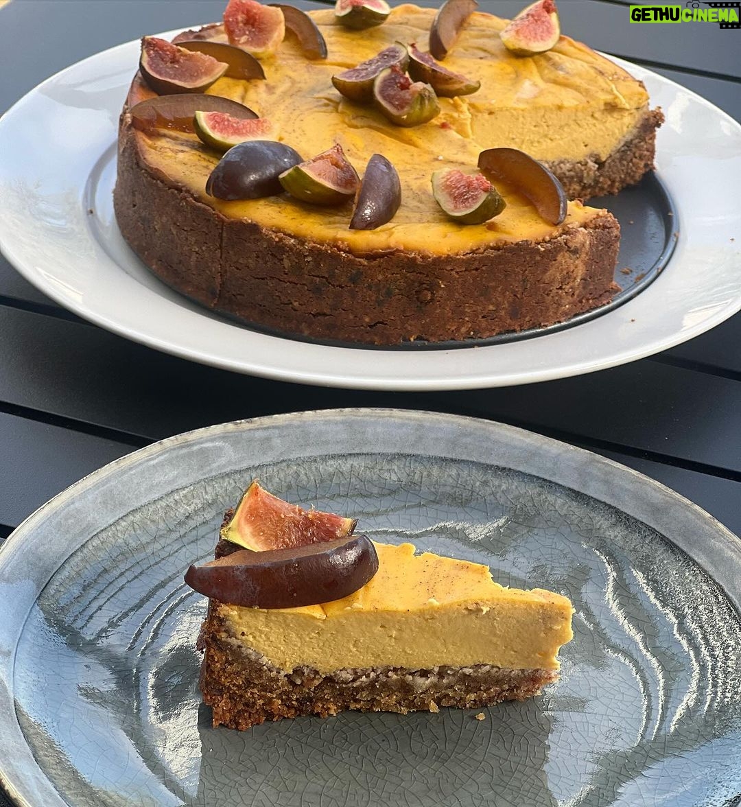 Denisa Cziglová Instagram - Dnes to vypadá opravdu na podzimní počasí🍁😏 Tak pojďme si udělat ten den hezčí a sladší.🫶🏻🎃 Dýňový low carb dezert bude chutnat všem.🙏 Hezkou neděli a dejte vědět jak vám chutnalo.😘 Suroviny korpus menší forma🎃: 60g vlašských ořechů 60g strouhaného kokosu 50g datlí 3 lžíce kokosového oleje Těsto: 200g dýně 250g tvrdšího tvarohu 2 vejce 3 PL javorového sirupu 1ČL skořice Postup: 🎃Suroviny na těsto rozmixuji dohromady a vmačkám do formy. 🎃Dýni uvařím, rozmixuji na pyré a přidám všechny suroviny a znovu rozmixuji. 🎃 Krém naliji na korpus 🎃 Pečeme na 150 stupňů 1 hodinu. Je to velká dobrota😋🙌🏼 #lawcarb #lowsugar #cheesecake #pumpkin #pumpkincake #nosugar #noflour #wearewhatweeat #foodtherapybydenisa #cancermum #glioblastoˇ