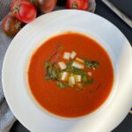 Denisa Cziglová Instagram – Prosím ať to léto a počasí nekončí🙏🏽😍☀️
A taky sklizeň domácích rajčat🍅😋
Bohužel poslední poctivá rajčatová polévka této sezóny, ale moc jsem si to užívala.🫶🏻😍
Pokud máte ještě přebytek tak doporučuji🥰
Suroviny🍅
olivový olej
cibule 1 ks
česnek 2ks
2kg rajčat
vývar zeleninový 500 ml
bobkový list 2ks
sůl, pepř
bazalka hrst
bazalkové pesto
mozzarella nebo kozí sýr
Postup přípravy:
1. V hrnci na troše olivového oleje zpěňte 1 cibuli a 2 stroužky česneku nasekané najemno.
2. Rajčata spaříme horkou vodou a zbavíme se slupky. Nakrájíme je na kostičky.
3. Přidáme do rajčata do hrnce, 500 ml zeleninového vývaru, 1 bobkový list, osolte, opepřete a vařte 15 minut.
4. Vyjměte bobkový list a polévku rozmixujte; vmíchejte hrst sekaných lístků bazalky.
5. Podáváme s bazalkovým pestem, polévkovou lžíci s olivovým olejem a nakrájeným sýrem. 😍🫶🏻🍅
#rajcata #rajcatováolevka #dnesvarimja #zdravinaprvnimmiste #zdravapolevka #foodtherapybydenisa #cancermum #evzen #glioblastoma #bezcukru