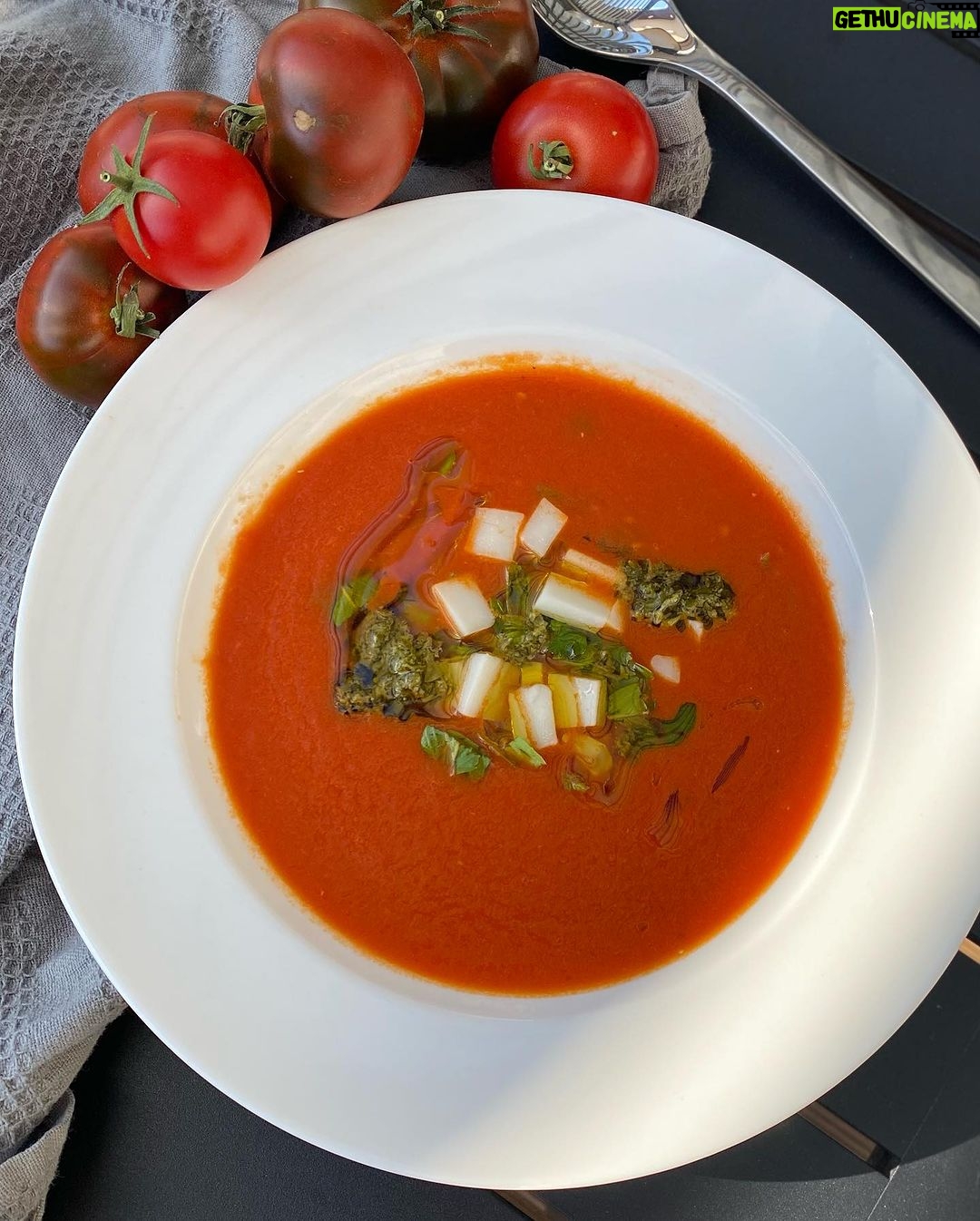 Denisa Cziglová Instagram - Prosím ať to léto a počasí nekončí🙏🏽😍☀️ A taky sklizeň domácích rajčat🍅😋 Bohužel poslední poctivá rajčatová polévka této sezóny, ale moc jsem si to užívala.🫶🏻😍 Pokud máte ještě přebytek tak doporučuji🥰 Suroviny🍅 olivový olej cibule 1 ks česnek 2ks 2kg rajčat vývar zeleninový 500 ml bobkový list 2ks sůl, pepř bazalka hrst bazalkové pesto mozzarella nebo kozí sýr Postup přípravy: 1. V hrnci na troše olivového oleje zpěňte 1 cibuli a 2 stroužky česneku nasekané najemno. 2. Rajčata spaříme horkou vodou a zbavíme se slupky. Nakrájíme je na kostičky. 3. Přidáme do rajčata do hrnce, 500 ml zeleninového vývaru, 1 bobkový list, osolte, opepřete a vařte 15 minut. 4. Vyjměte bobkový list a polévku rozmixujte; vmíchejte hrst sekaných lístků bazalky. 5. Podáváme s bazalkovým pestem, polévkovou lžíci s olivovým olejem a nakrájeným sýrem. 😍🫶🏻🍅 #rajcata #rajcatováolevka #dnesvarimja #zdravinaprvnimmiste #zdravapolevka #foodtherapybydenisa #cancermum #evzen #glioblastoma #bezcukru