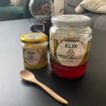 Denisa Cziglová Instagram – Už přes půl roku užívám tyto zdravé přírodní doplňky.🐝❤️ @supramedex_cz
Kdo má rád med, tak budete nadšeni, a ještě vám vyčistí tělo, ničí rakovinové buňky a podpoří imunitu. 🙏🏽
Nedokážu říct, jak moc mi pomohl v bitvě s Evženem, protože ten je velký otazník a potřebuje hlavně silné léky, které nádorové buňky tlumí. Ale s čím vím, že mi @supramedex_cz 100% moc pomohl tak vyčištění těla a udržení imunity. Pokud vám po létě zůstaly krásné bílé flíčky na těle a kůži, obvykle záda, tak je to vnitřní plíseň v našem těle. A té se nedá jednoduše zbavit, bohužel to je nebezpečná záležitost, protože taky pomáhá dalším nemocem v našem těle. Po užívaní medu Extra i detox vše krásně zmizlo.😍🙏🏽
Extra je vyrobený s rostlinnými složkami a extrakty z hub reishi, chaga a shiitake.
Každý den tento medík užívám po lžičce ráno na snídani v čaji (max. teplota do 40° C).
A na střídačku po pauzách užívám med Detox. Med, který je vyrobený z pelyňku, černého bezu – pro imunitu, kurkumy pro činnost jater a červený pepř pro trávení. Všechny tyto složky působí jako antioxidant.
Tyto medy obsahují betaglukany, které můžou přímo ovlivňovat růst a šíření rakovinných buněk.🙏🏽❤️
Opravdu zajímavé složení a celkový původ. Věděli jste, že medicinální houby jako např. reishi, chaga, shiitake uchovávají živiny a energii získanou ze stromů, na kterých rostly? Že výtěžky z medicinálních hub se používají v tradiční medicíně v Asii již tisíce let?
Blíží se podzim a já určitě doporučuji užívat. Pro děti, těhotné ženy a kojící maminky to není ideální, ale pro nás ostatní rozhodně ano.💪🏼
Tady máte odkaz, pokud budete mít zájem😊👇🏻
https://fkp.supramedex.eu/cs/porders/wvgxfok
#zdravi #podporaimunity #prirodnilek #supramedex